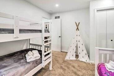 بيت ريفى Pocono Summit Family Paradise W/ Yard & Game Room!