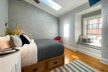 Historic Home W/ Garden: Walk To Center City!