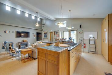 House W/ Hot Tub & Deck   Walk To Seaside Beach!