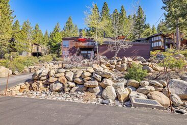 Lake Tahoe Home W/ Hot Tub: 10 Mi To Palisades Ski