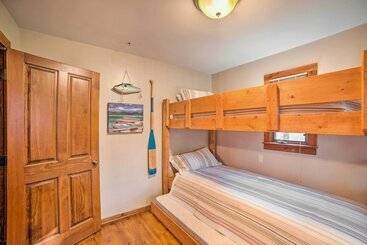 茅舍 Lakefront Harrison Home W/ Sunroom, Deck, & Dock!