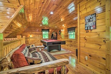 بيت ريفى Pigeon Forge Cabin: Sauna, Saltwater Pool & Views!