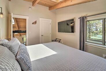 Luxe Reno Chalet W/ Mountain View: 3 Mi To Skiing!
