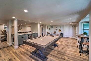 Luxe Reno Chalet W/ Mountain View: 3 Mi To Skiing!