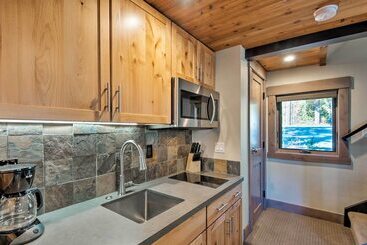 Modern Lakeside Cabin: Walk To Dock & Tahoe City