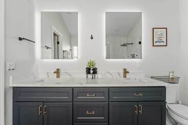Newly Remodeled Family Home W/ Pool Near Disney!