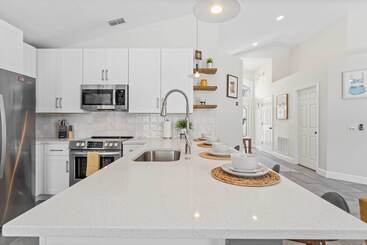 Newly Remodeled Family Home W/ Pool Near Disney!