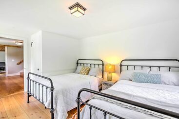 Pet Friendly House W/ Deck   10 Mi To Stowe Mtn!