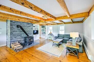 Pet Friendly House W/ Deck   10 Mi To Stowe Mtn!