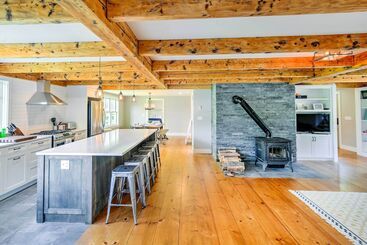 Pet Friendly House W/ Deck   10 Mi To Stowe Mtn!
