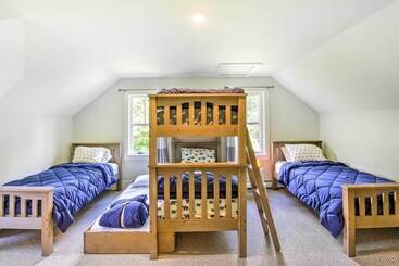 Pet Friendly House W/ Deck   10 Mi To Stowe Mtn!