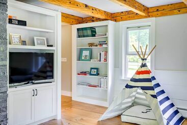Pet Friendly House W/ Deck   10 Mi To Stowe Mtn!