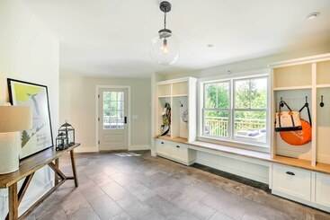 Pet Friendly House W/ Deck   10 Mi To Stowe Mtn!