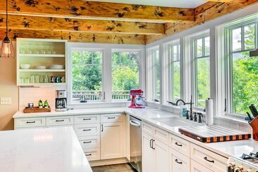 Pet Friendly House W/ Deck   10 Mi To Stowe Mtn!