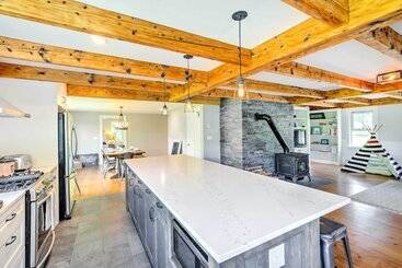 Pet Friendly House W/ Deck   10 Mi To Stowe Mtn!