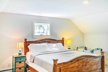 Pet Friendly House W/ Deck   10 Mi To Stowe Mtn!