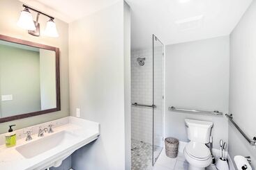 Pet Friendly House W/ Deck   10 Mi To Stowe Mtn!