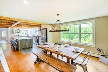 Pet Friendly House W/ Deck   10 Mi To Stowe Mtn!