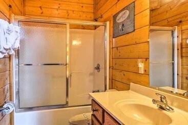 بيت ريفى Private Cabin W/ Tree Top Mtn Views: Pets Welcome