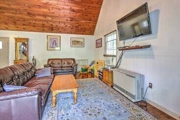 Rustic Intervale Hideaway W/ Deck & Wooded Views!