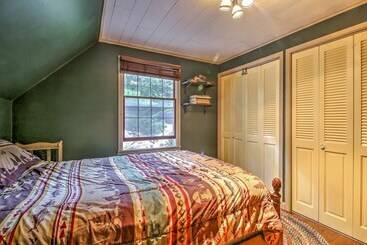 Rustic Intervale Hideaway W/ Deck & Wooded Views!
