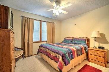 茅舍 Holiday Island Home W/ Patio + Golf Course View!