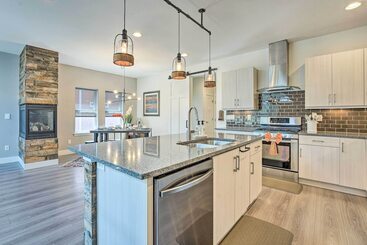 Spacious Old Town North Home W/ Rooftop Deck!