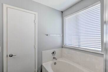 Spacious + Sunny Austin Home ~ 12 Mi To Dtwn!