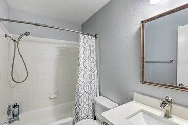 Spacious + Sunny Austin Home ~ 12 Mi To Dtwn!