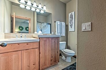 Spacious Sunriver Home W/ Hot Tub & Gas Grill