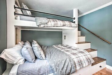 بيت ريفى Stunning Evergreen Chalet W/ Private Hot Tub!