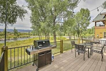 별장 Fish, Hike & Ski: Riverfront Granby Cabin!