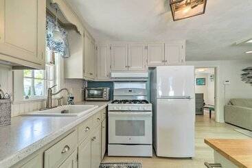 Charming West Yarmouth Home ~ 2 Mi To Beach!