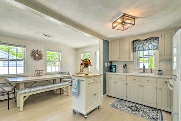 Charming West Yarmouth Home ~ 2 Mi To Beach!