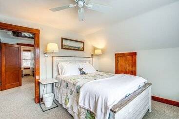 Сельский дом Ania S Retreat  W/ Deck: Walk To Lake Michigan!
