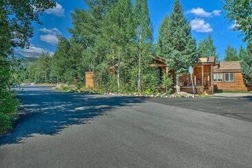 Close To Skiing: Cabin W/ Pool Access In Breck