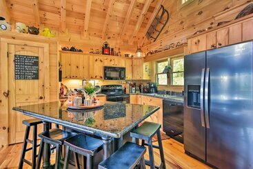 Cabin W/ Bbq + Games   Walk To Blue Ridge Parkway!