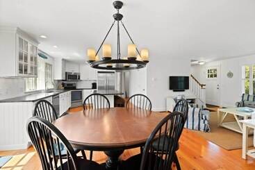 Charming Cottage W/ Deck   Walk To Skaket Beach!
