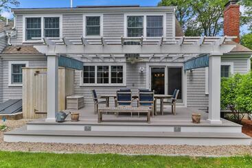 Charming Cottage W/ Deck   Walk To Skaket Beach!
