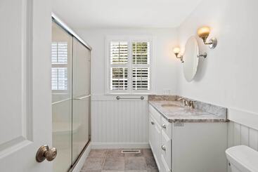 Charming Cottage W/ Deck   Walk To Skaket Beach!