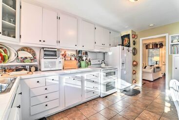 Charming East Falmouth Home W/ Hot Tub!