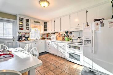 Charming East Falmouth Home W/ Hot Tub!