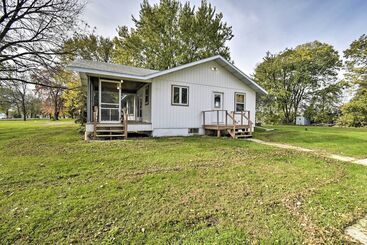 Charming Neenah House W/ Porch On Lake Winnebago!