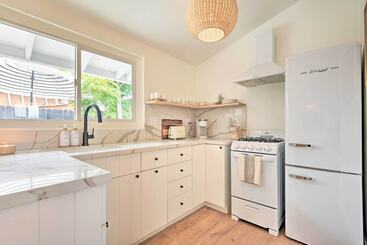 Chic & Central Ventura Home   Walk To Beach!
