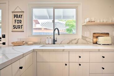 Chic & Central Ventura Home   Walk To Beach!
