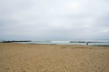 Chic & Central Ventura Home   Walk To Beach!