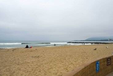 Chic & Central Ventura Home   Walk To Beach!