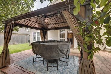 College Station Family Home: 3 Mi To Texas A&m!
