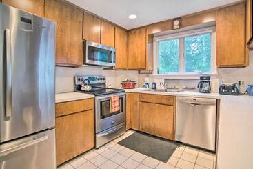 Falmouth Retreat W/ Sunroom   Walk To Beaches