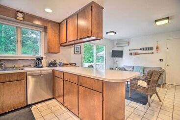 Falmouth Retreat W/ Sunroom   Walk To Beaches